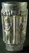 Bicchiere romano soffiato a stampo, appartenente alla categoria delle coppe dei miti. Fine I secolo d.C.