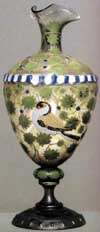 Vaso prodotto a Barcellona intorno al 1500. La forma risente dell'influenza veneziana, la decorazione è tipicamente locale. 