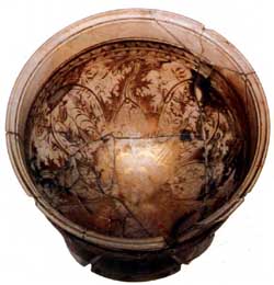 Coppa ottenuta con la tecnica della colatura e con foglia d'oro graffita incorporata. Puglia, III-II secolo a.C. 