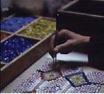 Disposizione murrine a mosaico su pietra refrattaria