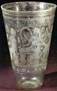 Bicchiere Worringhen. Decorazione a ruota su vetro incolore che illustra il mito pagano di Venere e Cupido. IV secolo d.C.